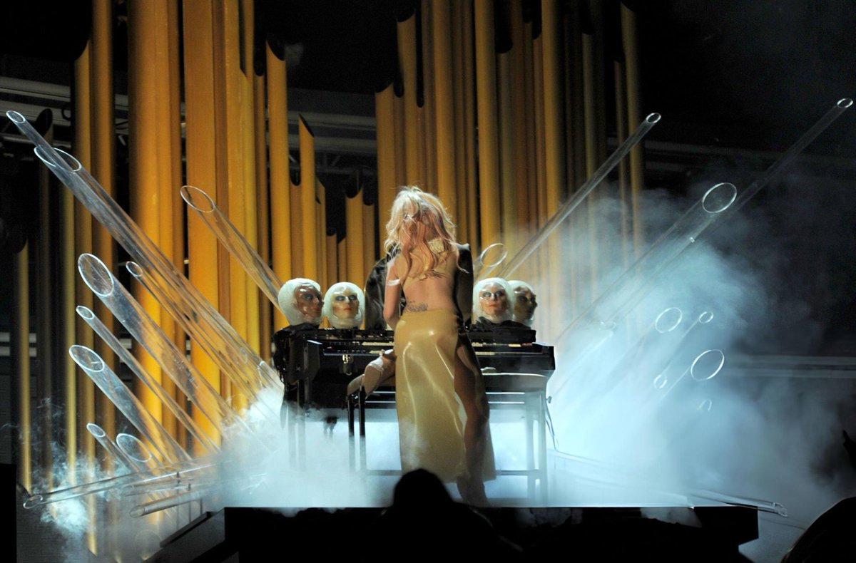 gagasourcelgs's tweet photo. Lady Gaga abre o "MAYHEM: REQUIEM" com uma performance fantasmagórica de "Disease" e toca um órgão que lembra a icônica apresentação de "Born This Way" no Grammy Awards 2011. https://t.co/sku8LphP38
