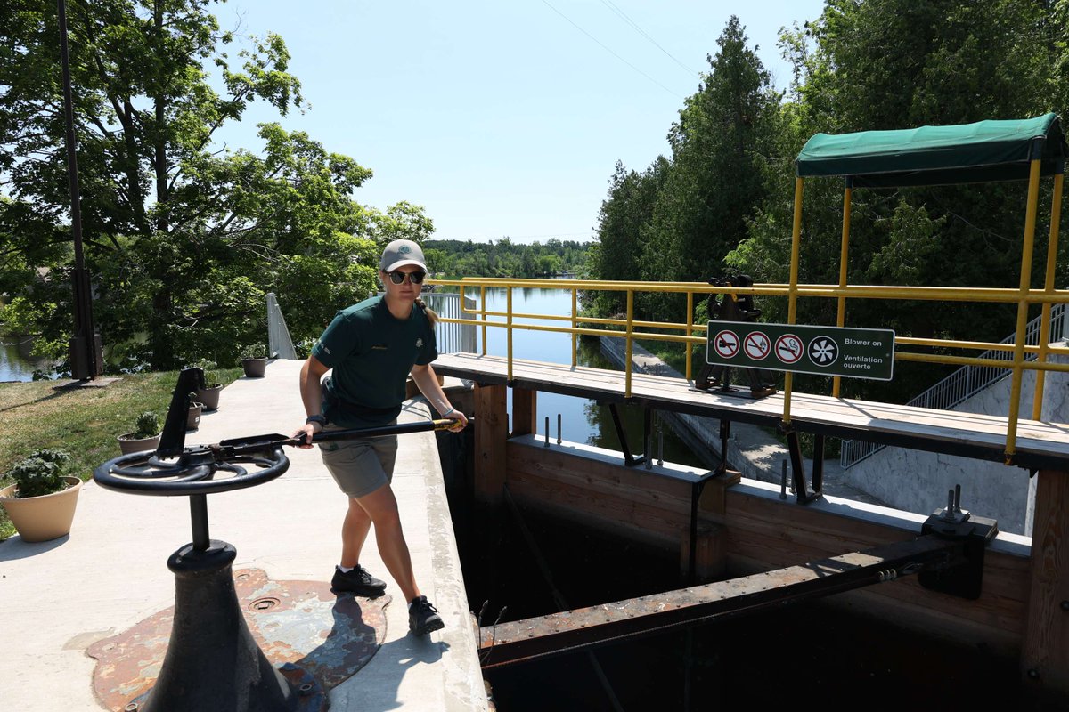 Bonne Journée du Chapeau de la part de la voie navigable Trent-Severn ! Aujourd’hui, nous célébrons les chapeaux emblématiques de Parcs Canada portés par notre personnel des écluses, un symbole de dévouement et de service qui garde cette voie navigable historique en mouvement.
