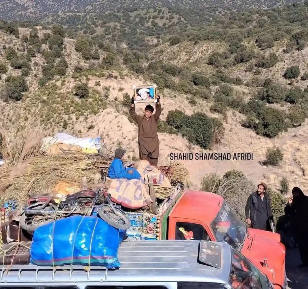 میں بار بار کہہ چکا ہوں کہ اس وقت تیراہ کا آپریشن اور لوگوں کا زبردستی انخلأ بند کمروں کا فیصلہ ہے جس کا مقصد دہشتگردی ختم کرنا نہیں سیاسی عزائم پورے کرنا ہے۔ 

تیراہ میرا گھر ہے۔ وہ لوگ میرے ہیں۔ میں اُن سے ہوں اور وہ مجھ سے ہیں۔ وہاں پر آج جو کچھ کروایا جا رہا ہے وہ صرف مجھے