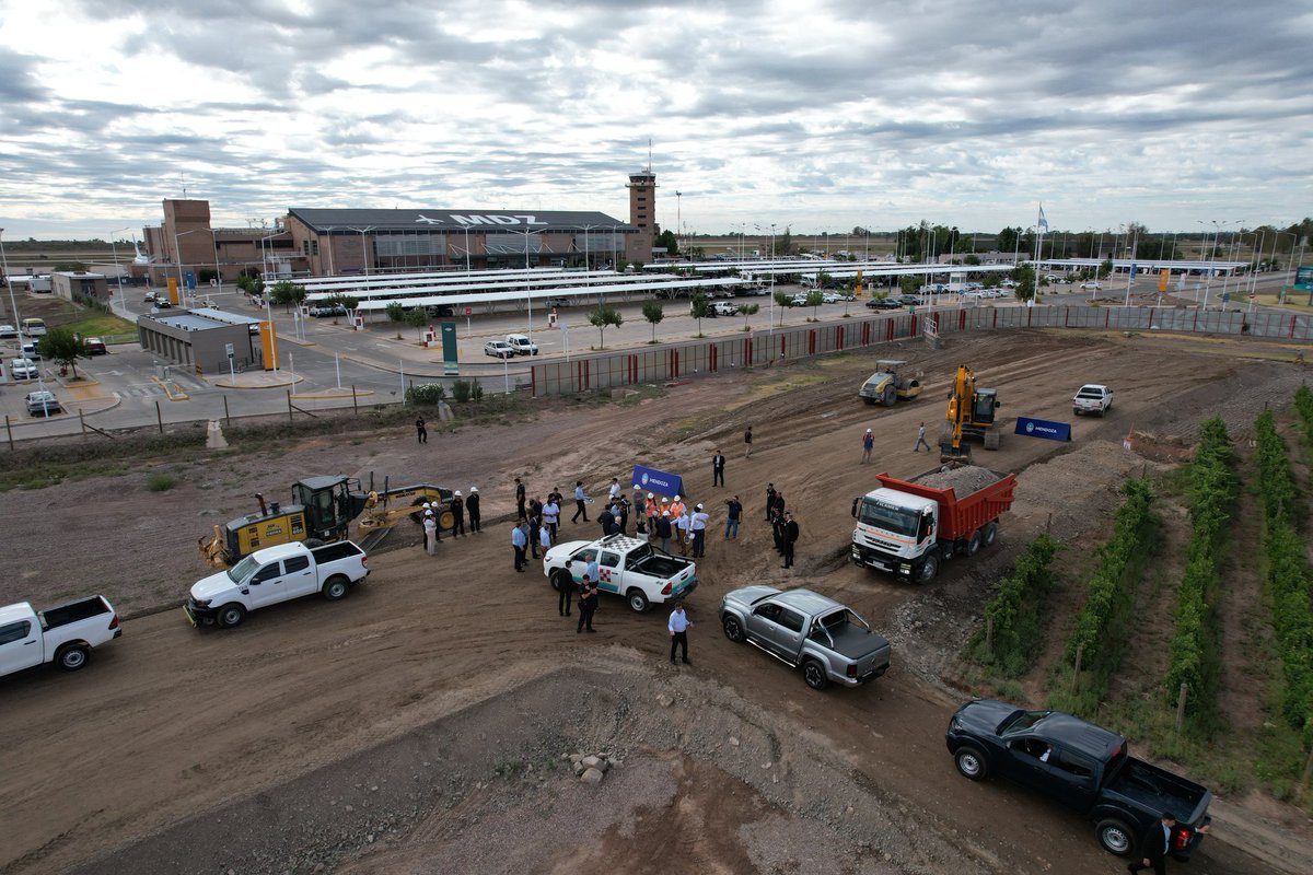 ¡Metrotranvía en el Aeropuerto!
Junto a <a href="/alfredocornejo/">Alfredo Cornejo</a> y <a href="/diegosantilli/">Diego Santilli</a> recorrimos los avances del Metrotranvía, una obra clave que ya supera el 70% de ejecución y que llevará el tren hasta el Aeropuerto y la Facultad de Ciencias Agrarias, en Luján. Mendoza será la segunda