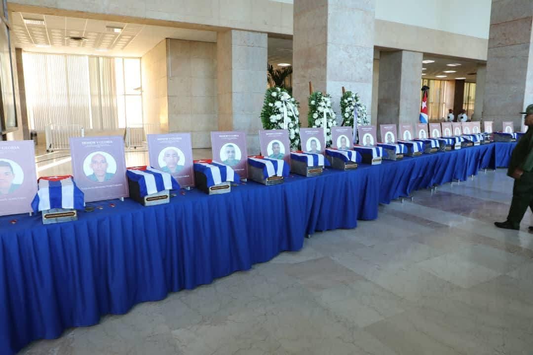🖤🥀 |  En un sentido tributo de profundo patriotismo, miles de habaneros acompañaron con fervor revolucionario a los 32 combatientes caídos en #Venezuela durante su traslado hasta el Ministerio de las Fuerzas Armadas Revolucionarias.

#HonorYGloria