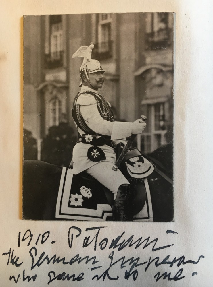 Wir hatten gegen Ende der Kaiserzeit eine Analphabetenquote von unter 1 Prozent. Um 1912 sank die Analphabetenrate auf 0,05 Prozent. Jeder Deutsche konnte lesen und schreiben. Deutschland galt als Musterland, was Bildungsstandards anbelangt. Gymnasiasten lasen nicht nur Goethe im