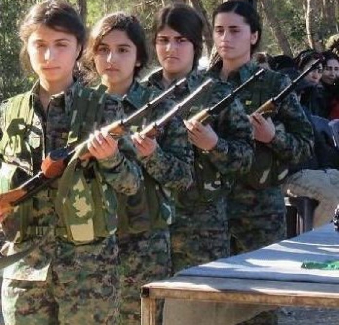 Soldakinin annesi, sağdakilerin anneleri sayesinde ekmek pardon kebap yiyor.
Hayat böyle bir şey işte!
Herkes bir şekilde rızkını temin ediyor.