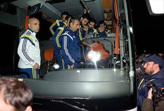 Mert Müldür’e kesici aletlerle saldırıp öldürmeye teşebbüs edenler dışarda, Fenerbahçe otobüsünü kursunlayanlar dışarda 

Ama Fenerbahçe bayrağına saldıran bir kişiyi engellediler diye Oosterwolde ve Mert Hakan’ın hapis cezası alması konuşuluyor…