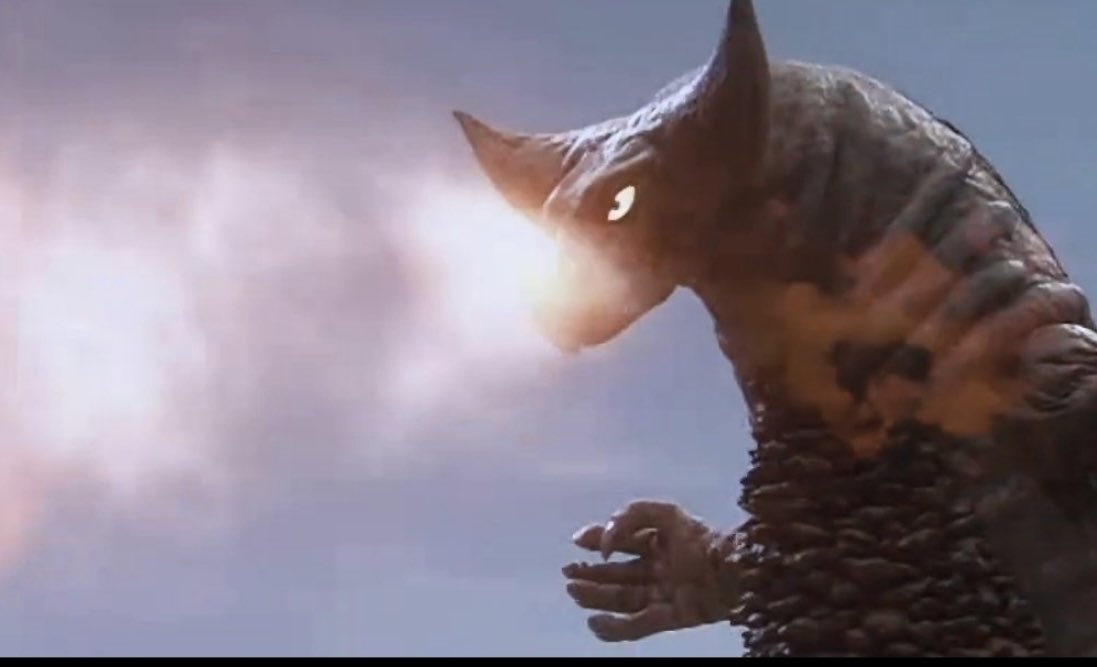 final154's tweet image. ＃ゴモラ

ちなみに「超振動波」について昔は「怪獣図鑑」のみの言及で「大怪獣バトル」から戦闘でも使うようようになった…というよりも「使える」から現代まで生き延びた「ゴモラザウルス」の一群が初代やその別個体だろうね。