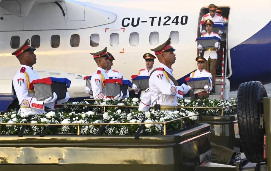 RPolancoF's tweet image. "#Cuba no abandona a sus hijos, Cuba no renuncia a sus principios, Cuba no claudica, aunque para defender la dignidad tenga que pagar un alto y doloroso precio."

GCE Lázaro Alberto Álvarez Casas, ministro del Interior

¡#HonorYGloria a nuestros héroes!