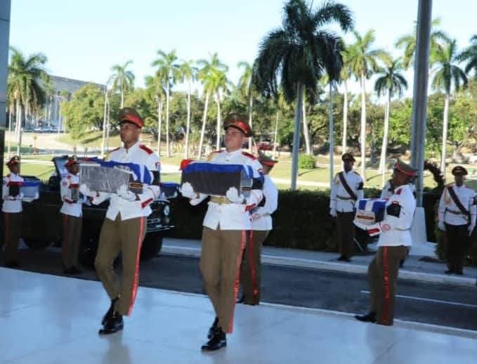 RPolancoF's tweet image. "#Cuba no abandona a sus hijos, Cuba no renuncia a sus principios, Cuba no claudica, aunque para defender la dignidad tenga que pagar un alto y doloroso precio."

GCE Lázaro Alberto Álvarez Casas, ministro del Interior

¡#HonorYGloria a nuestros héroes!