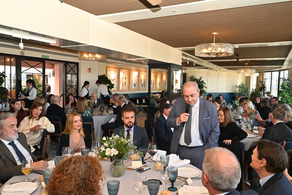 Los <a href="/RegistradoresCV/">RegistradoresDecanatoCV</a> celebran hoy en Valencia una comida-homenaje a <a href="/CalabuigOrts/">CARLOS ORTS CALABUIG</a>, en reconocimiento a la labor del ex decano autonómico al frente del Decanato durante los últimos cuatro años #Compromiso #SeguridadJurídica #ServicioPúblico #Registros