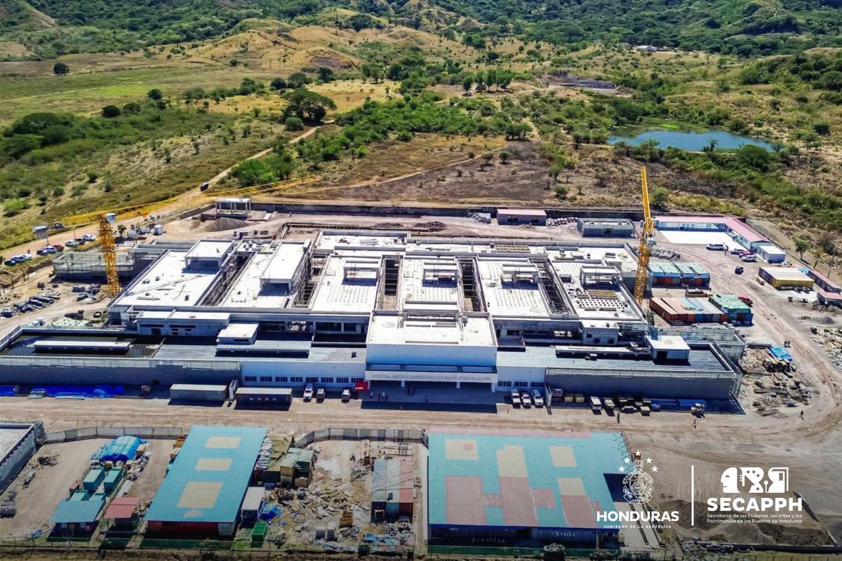 SECAPPH's tweet photo. #SECAPPHINFORMA 🚨🏥La presidenta de la República 🇭🇳 @xiomaracastroz, supervisó los avances en la construcción del nuevo hospital regional del sur “María Josefa Lastiri”.
El hospital médico quirúrgico de Choluteca, dispondrá de más de 150 camas, 30 consultorios, salas de hospitalización , albergues para las familias y tecnología de primer nivel🏥👩🏻⚕️
#SECAPPH #XiomaraCastro #SALUD