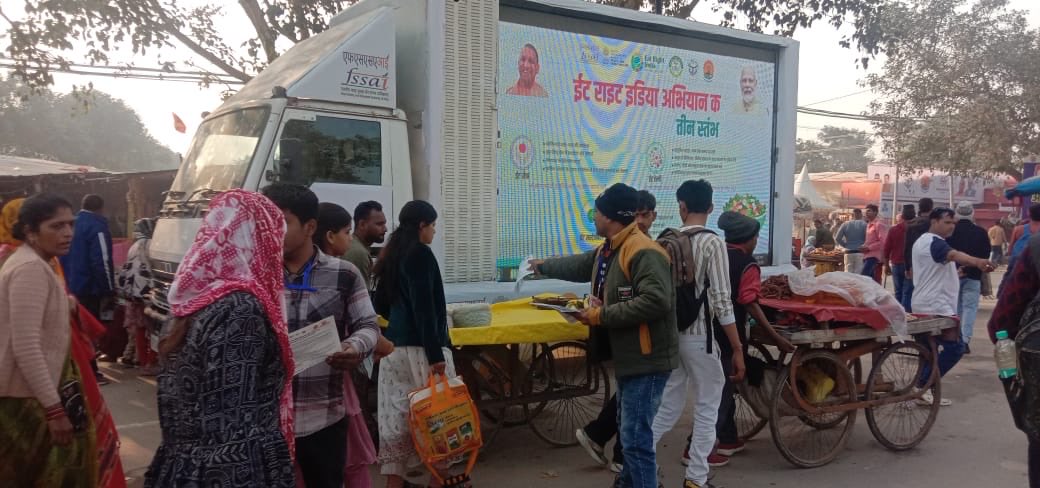 fssaiindia's tweet photo. आज मकर संक्रांति के पावन अवसर पर #FSDAUP द्वारा प्रयागराज माघ मेले में उमड़े जन-सैलाब को सुरक्षित खान-पान के प्रति जागरूक किया गयाl
Food Safety on Wheels और LED वैन से डिजिटल संदेशों का प्रसार एवं मौके पर खाद्य पदार्थों की जांच और स्वच्छता परामर्श दिया गया । #FSSAIinStates https://t.co/B7bQ1YyART