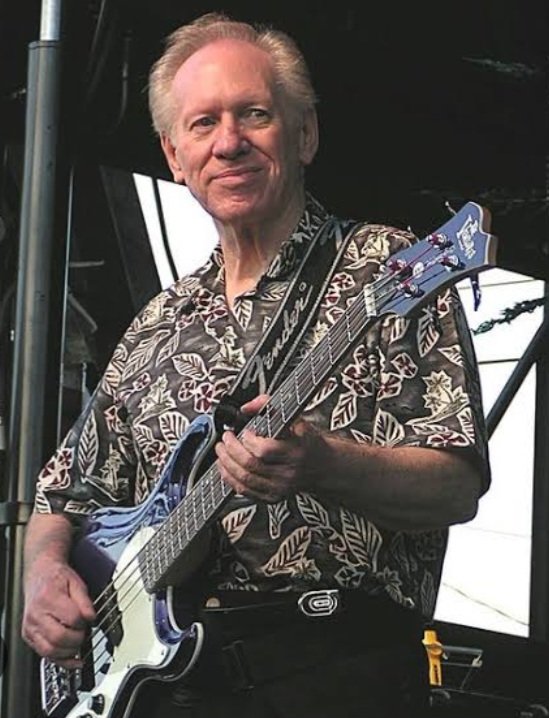 1umjM8Tra28X8Ys's tweet photo. Happy Birthday, Bob!
本日1月16日は、ベンチャーズの初代リードギタリストを務め、その後は長年ベーシストとして活躍したボブ・ボーグルさんの誕生日です。
存在感と疾走感に満ちたグルーヴあるベースラインを奏でる姿は、今も多くのファンの憧れです♪
#BobBogle
#ベンチャーズ https://t.co/uI0cmyWdFC