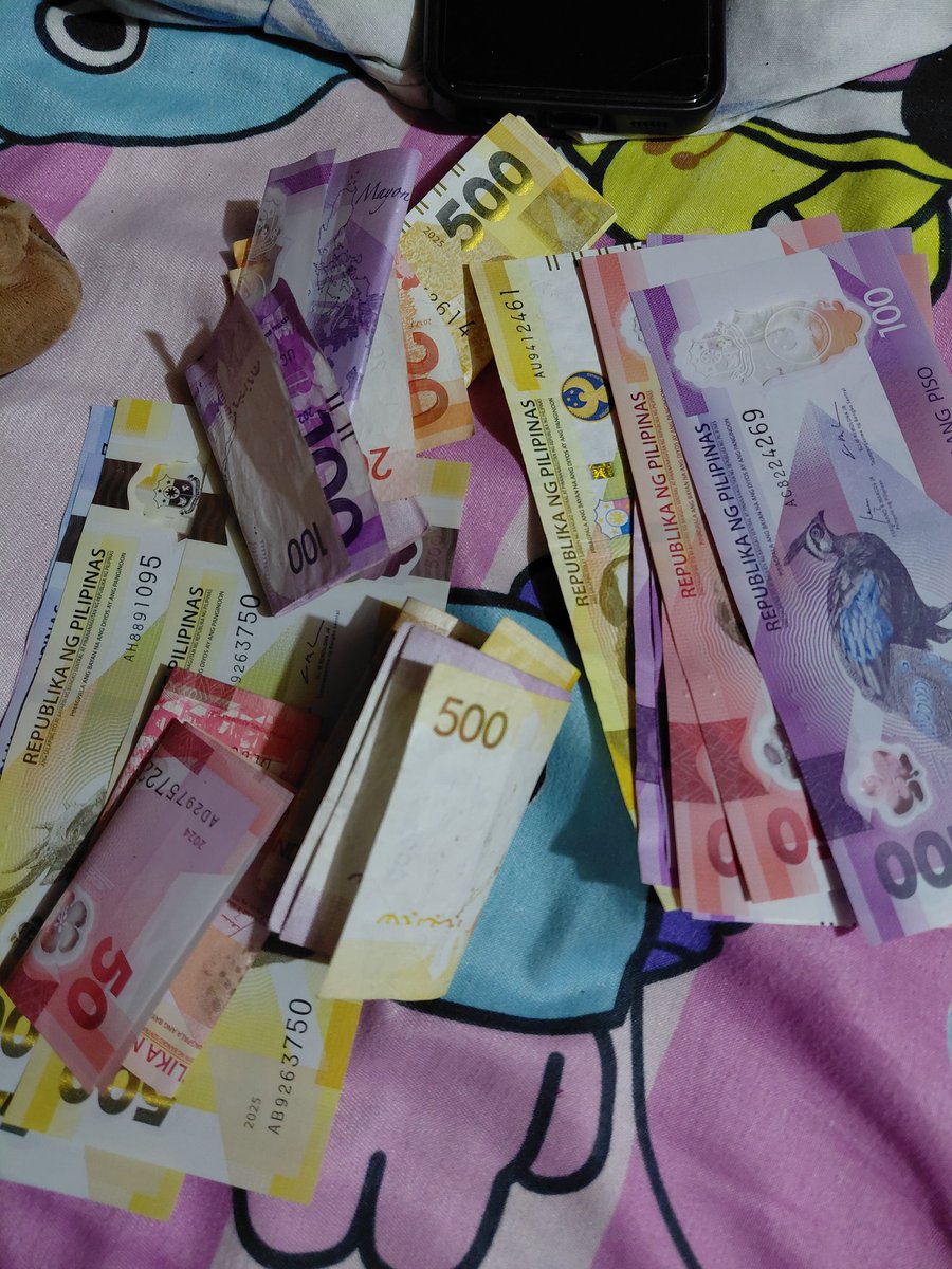 wintaegives's tweet image. sobrang panget ng nalilimutan ko mga pera ko sa ibat ibang bag ko. Kala ko wala na. 6k lahat yung total na nakita ko sa bag huhu