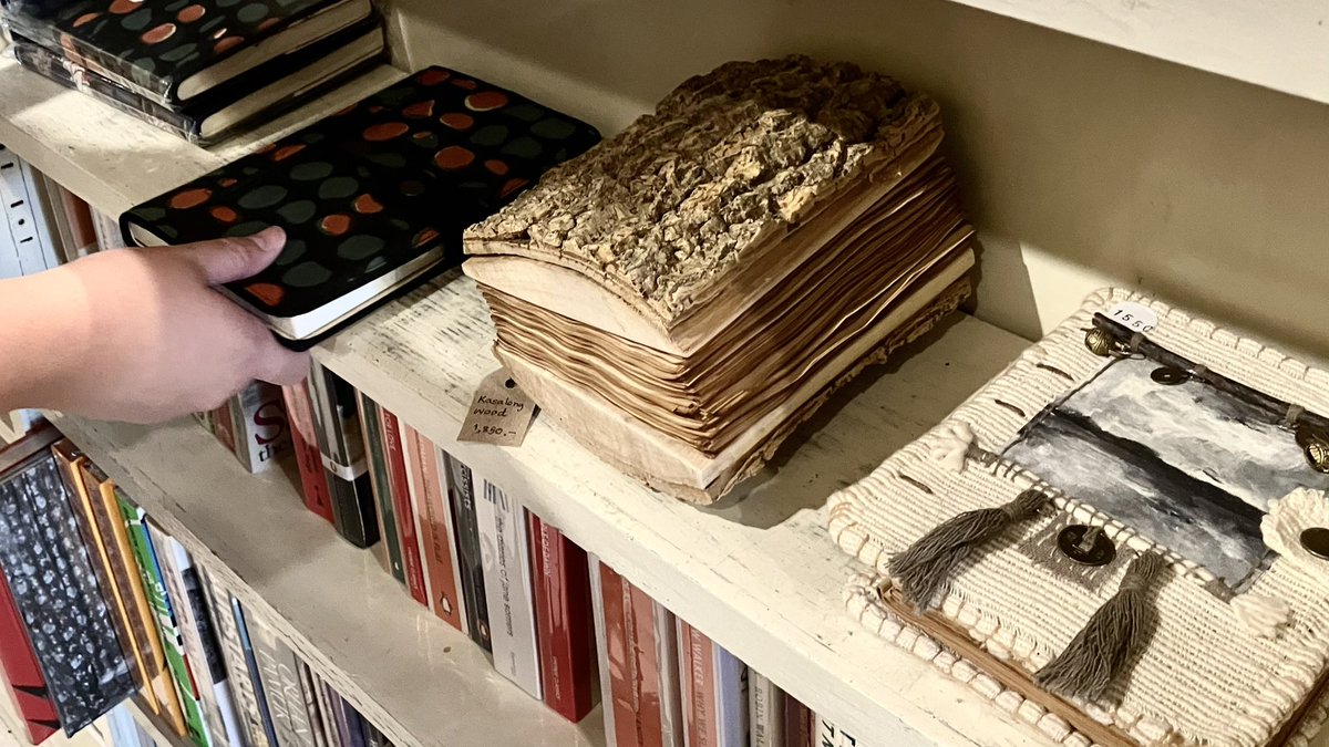 AlastairAKAmrA's tweet image. ได้ยินเพื่อนชวนไปร้านเหล้า ก็งงว่าเอาแต่หัววัน? ที่ไหนได้ ร้านเล่า ต่างหาก555555555

มีโอกาสได้ไปเยือนร้านหนังสือเล็ก ๆ ที่เชียงใหม่มา ร้านน่ารักมากกกกก มีทั้งหนังสือไทย ภาษาอังกฤษ แล้วก็งานฝีมือหลายอย่างเลย (โดนสมุดมา 1 เล่ม น่ารัก😭) ใครไปเชียงใหม่ก็อยากเชิญชวนคับ🥺✨