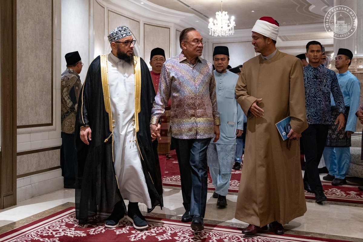 anwaribrahim's tweet image. Alhamdulillah. Seri Perdana Putrajaya memulakan Majlis Ilmu MADANI untuk tahun ini dengan kehadiran tetamu istimewa, Pengarah Eksekutif United Muslim Masjid, Philadelphia, Amerika Syarikat, Syeikh Dr. Tahir Wyatt, yang baru sahaja tiba di Malaysia.

Kepada anak muda yang hadir…