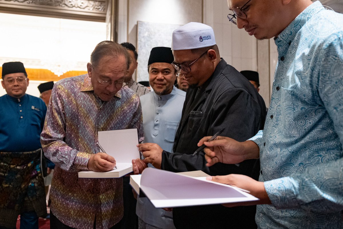 anwaribrahim's tweet image. Alhamdulillah. Seri Perdana Putrajaya memulakan Majlis Ilmu MADANI untuk tahun ini dengan kehadiran tetamu istimewa, Pengarah Eksekutif United Muslim Masjid, Philadelphia, Amerika Syarikat, Syeikh Dr. Tahir Wyatt, yang baru sahaja tiba di Malaysia.

Kepada anak muda yang hadir…