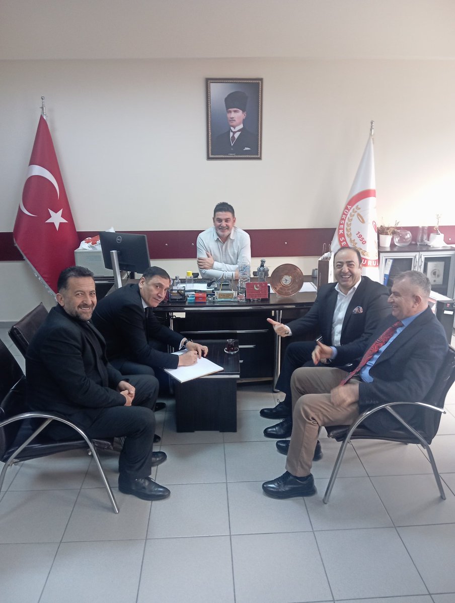 Halkalı Kamyoncular Kamyonetçiler Otobüsçüler Minibüsçüler ve Şoför Esnaf Odası Başkanlığına seçilen Akrabamız Sn.Abdülaziz Çam Beyefendi, Yüksek Seçim Kurulundan mazbatasını alarak makamına hayırlısıyla teslim ettik.Rabbim mübarek eylesin güzel işler yapmayı nasip etsin inşallah