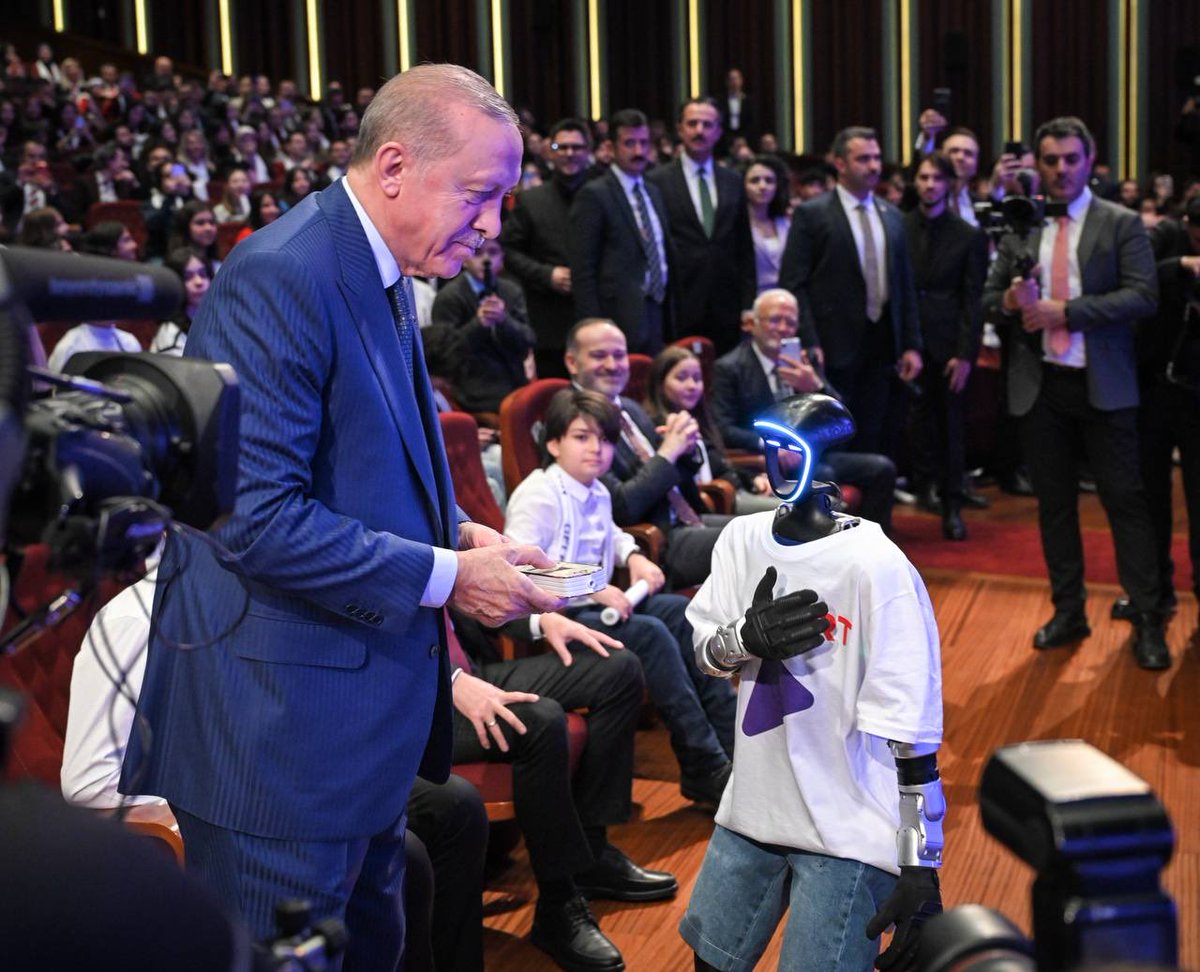 zahidsobaci's tweet image. Cumhurbaşkanımız Sayın @RTErdogan, #TRTGenç'in açılış etkinliğini teşrifleri ve hitaplarıyla onurlandırdı.

@trtgencresmi'yi kurarken gençlere gösterdiği ihtimamdan ilham aldığımız Sayın Cumhurbaşkanımıza, programımızı himayeleri ve ev sahiplikleri için şükranlarımı arz ediyorum.