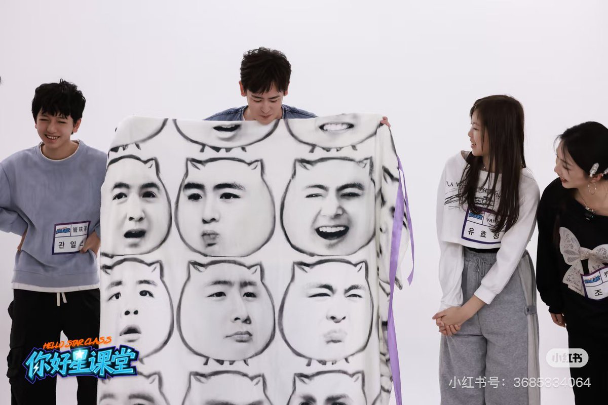 Junazure's tweet photo. Hello Star Class mentor Nichkhun behind the scenes photo 
Khun memes blanket 🤣🤣🤣
#Nichkhun #닉쿤 #2PM https://t.co/km4UEqnRJM