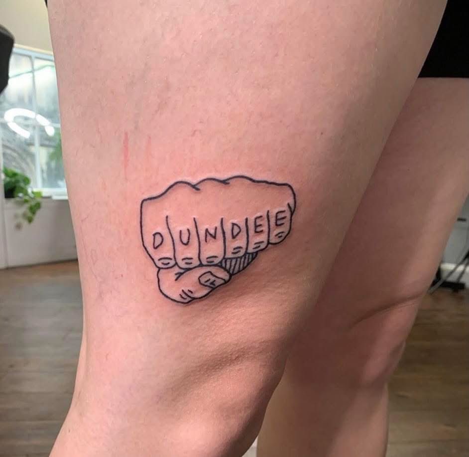 “Seven fingers, zero regrets — Dundee fan goes all in.” 😭👊