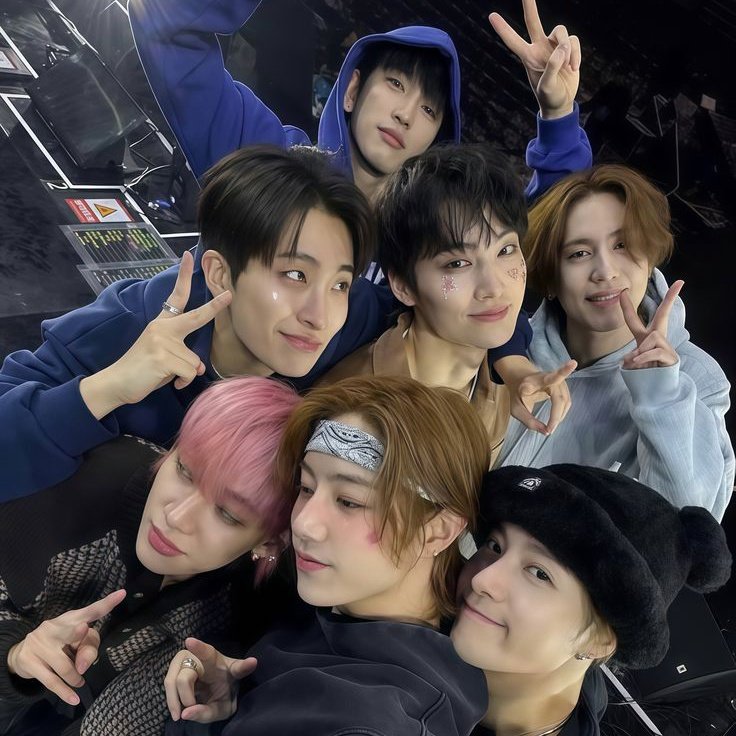 jaybbimbap's tweet image. 8thn aku jd bagian dr Ahgase dan GOT7, rasanya baru kemarin ak hype dan 24/7 dengerin lagu mereka, belain mereka dari anti fan, ketawa ketiwi karna lelucon mereka. Skrg mereka lagi siapin live kah? Lagi ngumpul ngga ya? Huhuhu KANGEN BERAT. 

#12YearsAndStillWithGOT7