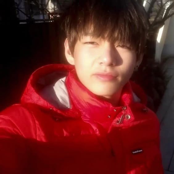 taeguide's tweet image. Taehyung’s mom buying him a red jacket when he went to Seoul to him choosing Red Vinyl for BTS first album after their 4 years hiatus, two most important monuments in his life and both celebrated in Red