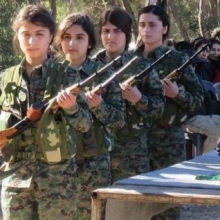 Soldaki Pervin Buldan'ın kızı

Sağdaki örgütün ailelerden zorla alıkoydukları kız çocukları