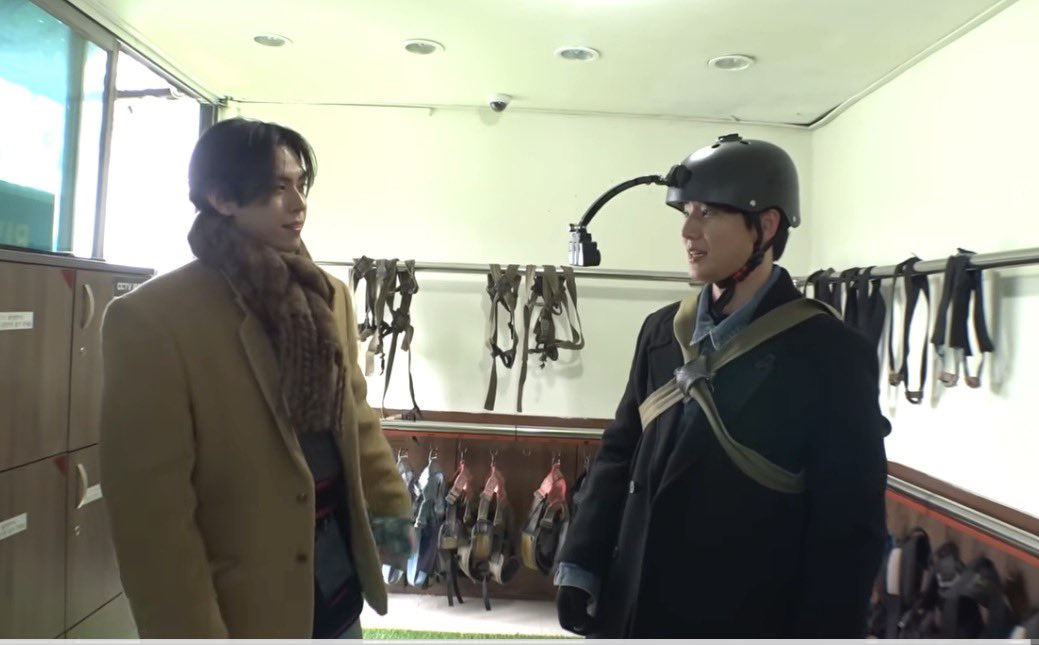 아니 도훈님 (동생)은 헬멧도 벗으시고 벨트도 푸르셧는데
왜 계속 우리 영현이(형님)는 바보 헬멧에 벨트 차고 잇는건지 아시는 분 진짜 그만웃겨