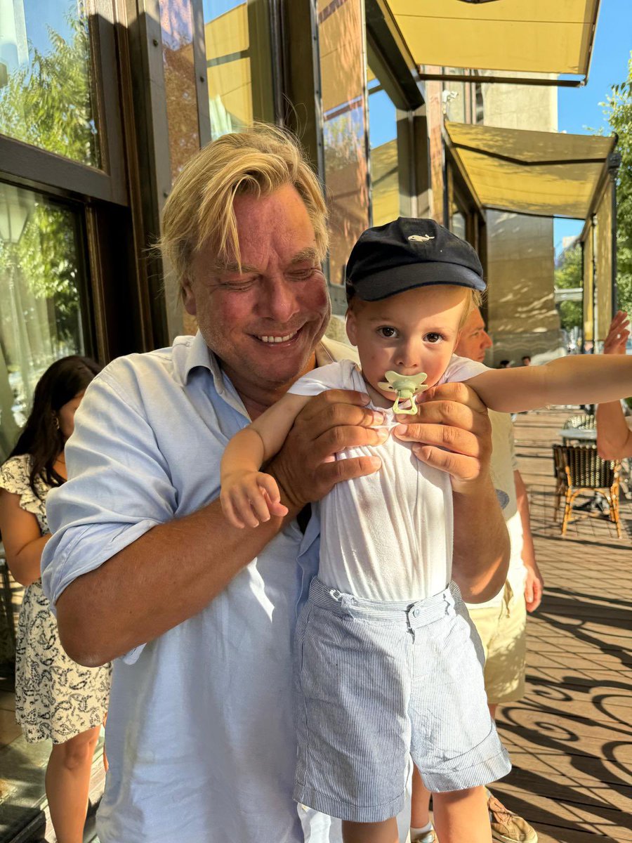 Mijn vriend, mijn ontzettend dierbare vriend, grote, alomtegenwoordige persoonlijkheid, wereldgozer: je was altijd al onsterfelijk, zoals je zelf ook dondersgoed wist, je hele intens geleefde leven lang. Dit lichaam is tijdelijk, dit aardse gaat voorbij. Daarom was je zo