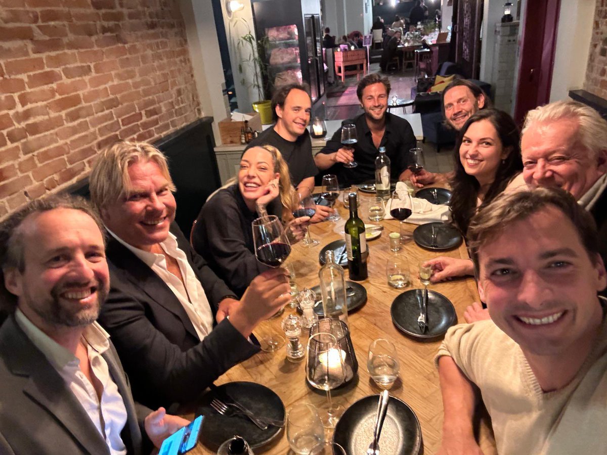 thierrybaudet's tweet image. Mijn vriend, mijn ontzettend dierbare vriend, grote, alomtegenwoordige persoonlijkheid, wereldgozer: je was altijd al onsterfelijk, zoals je zelf ook dondersgoed wist, je hele intens geleefde leven lang. Dit lichaam is tijdelijk, dit aardse gaat voorbij. Daarom was je zo…