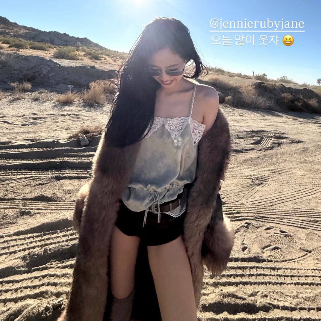 blckpinkpic's tweet image. JISOO IG UPDATE WITH JENNIE:

Happy birthday to my forever coolest 🖤🩷 @jennierubyjane
Let’s have lots of fun today! Love you
Let’s laugh a lot today 😆