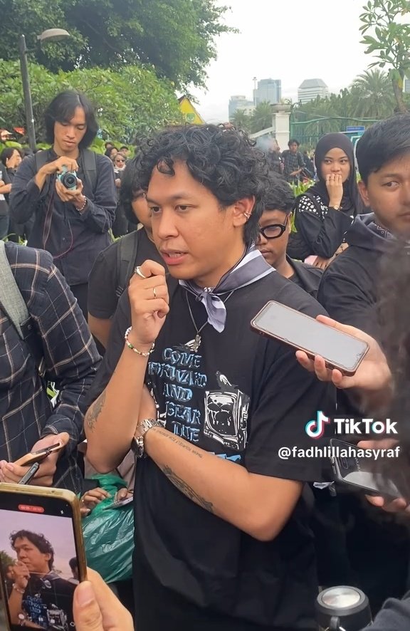 iPopBase's tweet image. Hindia attended the 19-year commemoration of Aksi Kamisan earlier today.