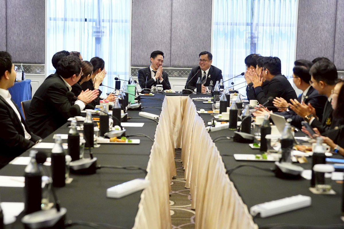 กลับมาพบกับผู้คนในวงการอุดมศึกษาอีกครั้ง...ในภารกิจใหม่ครับ

ผมและทีมงานได้กลับมาหารือกับ "ทปอ." (ที่ประชุมอธิการบดีแห่งประเทศไทย) เราเห็นตรงกันว่าไทยกำลังเจอ Perfect Storms ทั้ง Tech Disruption และ Climate Change แต่ข้อดีคือเรามี Low Sunk Cost หรือภาระเดิมไม่หนัก ทำให้เรา Pivot