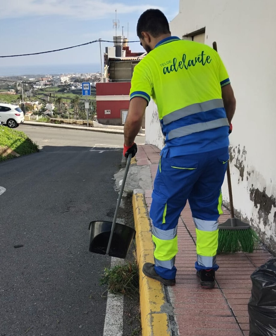 El equipo de #TeldeLimpia sigue realizando diferentes labores por todo el municipio.📍

En esta ocasión, ha sido el turno para la zona de Tara, en donde se ha llevado a cabo el deshierbe y barrido manual.🌿

#reciclaje #limpiezaviaria