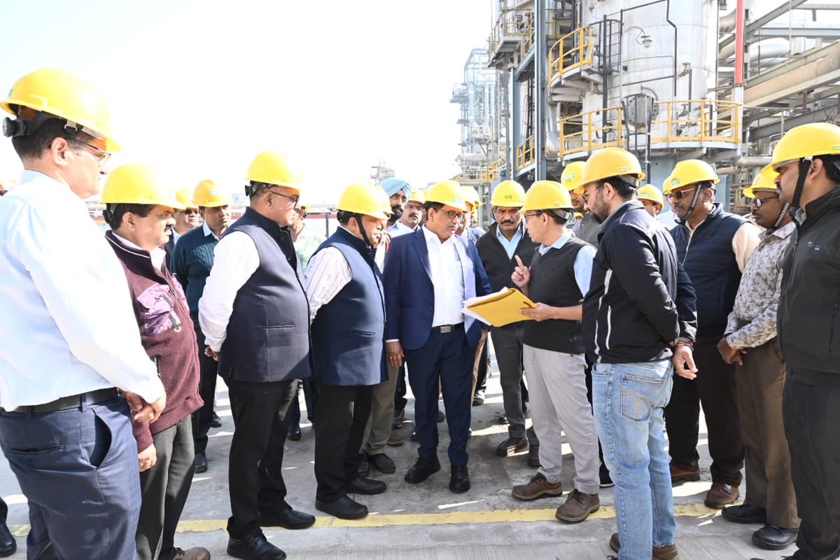 KiritkrJPatel's tweet photo. I had insightful interactions with the engineers and reviewed the latest operational activities. It was encouraging to witness the dedication and teamwork across the plant as I personally supervised operations in various sections of the Ammonia–Urea Kalol Unit, gaining a comprehensive understanding of the efforts driving safe and efficient production.