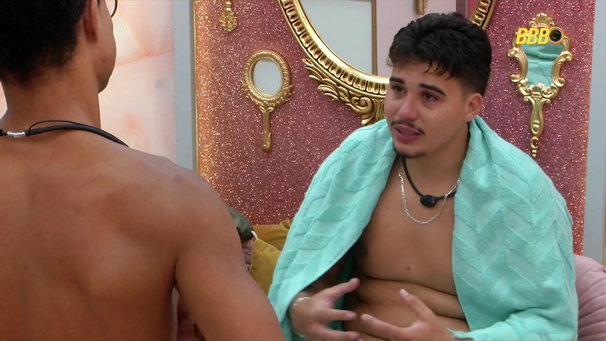 canalantenados's tweet image. Pedro está chorando e dizendo que não quer incomodar ninguém, mas quer mostrar quem ele é. Breno o consola. #BBB26