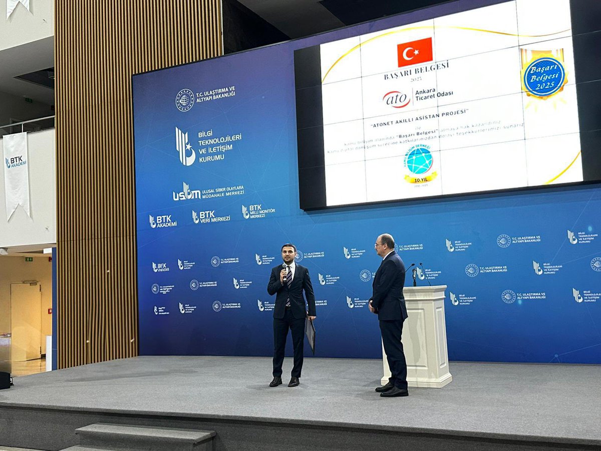 ATOkurumsal's tweet photo. ATO’nun “Akıllı Asistan”ına bir ödül daha. 

Ankara Ticaret Odası’nın Dünya Odalar Yarışması’nda “Dünya Birinciliği” kazandığı yapay zekâ destekli “Akıllı Asistanı”, Kamu Bilişim Derneği tarafından düzenlenen "Kamu Dijital Dönüşüm Zirvesi"nde ödüle layık görüldü. 

Bilgi Teknolojileri ve İletişim Kurumu Başkanı Ömer Abdullah Karagözoğlu, kurum yerleşkesinde gerçekleşen törende, ATO’nun ödülünü, Dijital Dönüşüm Projeleri Geliştirme ve İcrasından Sorumlu ATO Yönetim Kurulu Sayman Üyesi Adem Ali Yılmaz’a verdi. 

Ulaştırma ve Altyapı Bakan Yardımcısı Ömer Fatih Sayan’ın açılış konuşması ile başlayan törende, ATO Yönetim Kurulu Başkan Yardımcısı Halil İbrahim Yılmaz ve çok sayıda davetli de yer aldı.

@ademaliyilmaz @BtkGov @oakaragozoglu @halilibrahimy_
