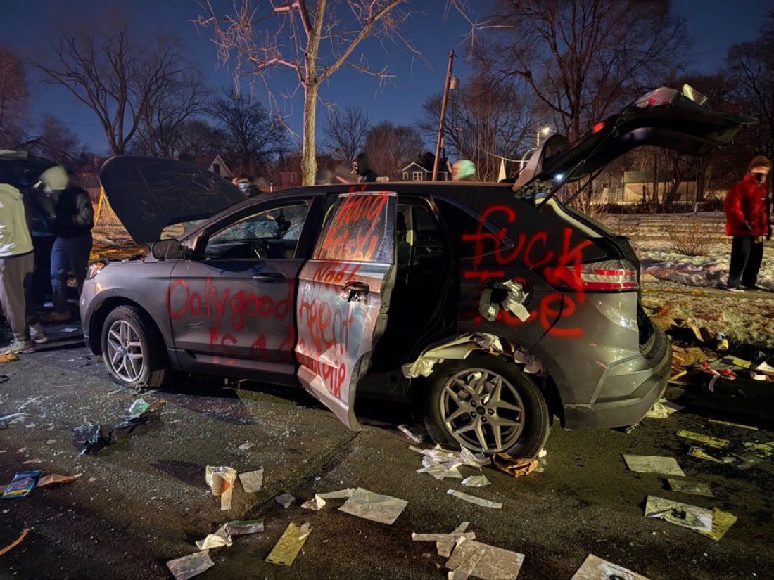 dailymindvirus's tweet image. 📰 Protesters destroy federal agent's vehicle during Minneapolis ICE unrest—footage shows vandalism and chaos. Law enforcement targeted again. 🇺🇸📝 #ICERaids #Minneapolis