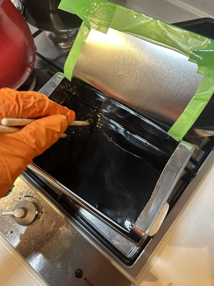 purpletrueno's tweet image. バッテリーホルダーをプラ染め太郎で染めてみました。
結構すぐ染まるし、質感も良い。
めちゃくちゃ良い！ヾ(๑´∀｀)ﾉ
カッコ良くなった！ヾ(๑´∀｀)ﾉ

#プラ染め太郎
#タミヤ工作キット
#TL01