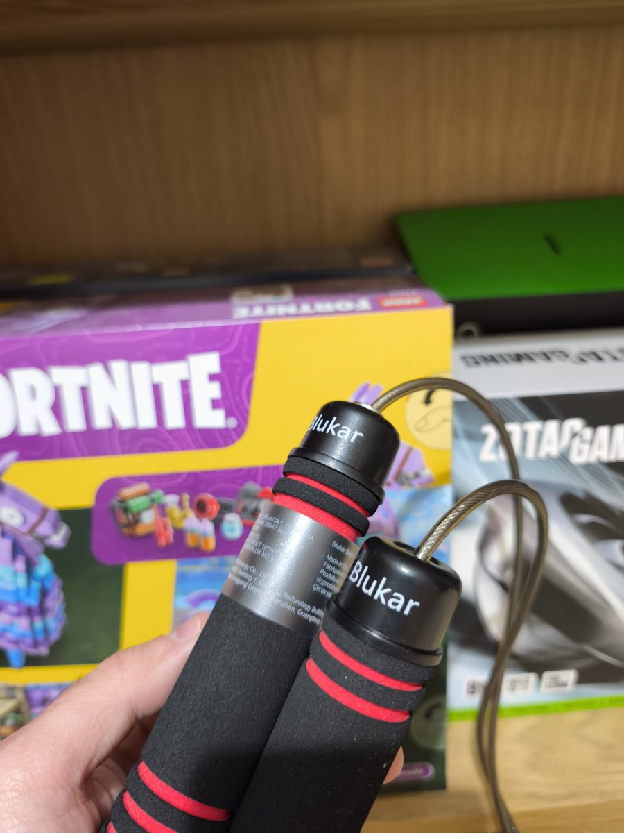 ESCubrix's tweet image. me he comprado una comba por Amazon pq llevo toda la semana viendo videos de gente haciendo ejercicio y me sentía súper lleno de energía... ahora ya se me fue toda la energía 😶‍🌫️