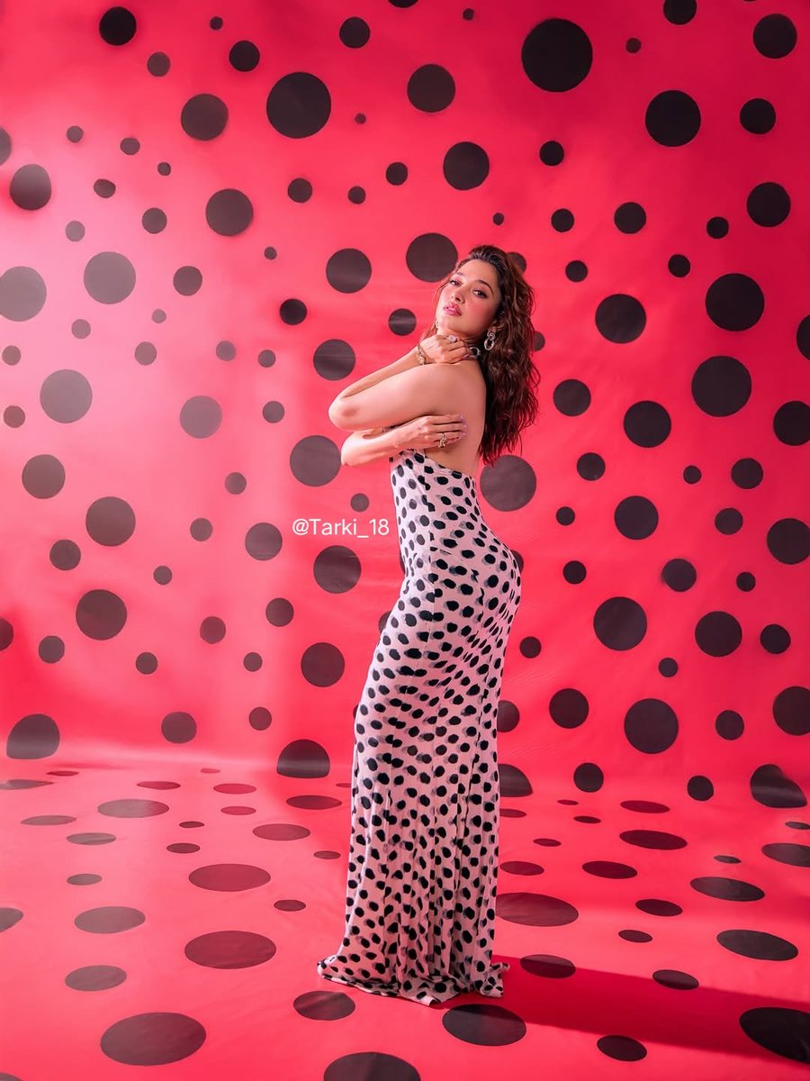 Tarki_18's tweet image. “Back pose me bhi control dikhta hai 💫
Silence me bhi strong role likhta hai 🔥”

#TamannaahBhatia #BackPose #StylePower #CinematicVibe #FrameImpact #TrendScene