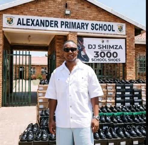 busiwe_bubu's tweet image. DJ Shimza has donated 300 pairs of school shoes to children in need at various schools in Gauteng. 

He has been doing this annually since 2017.