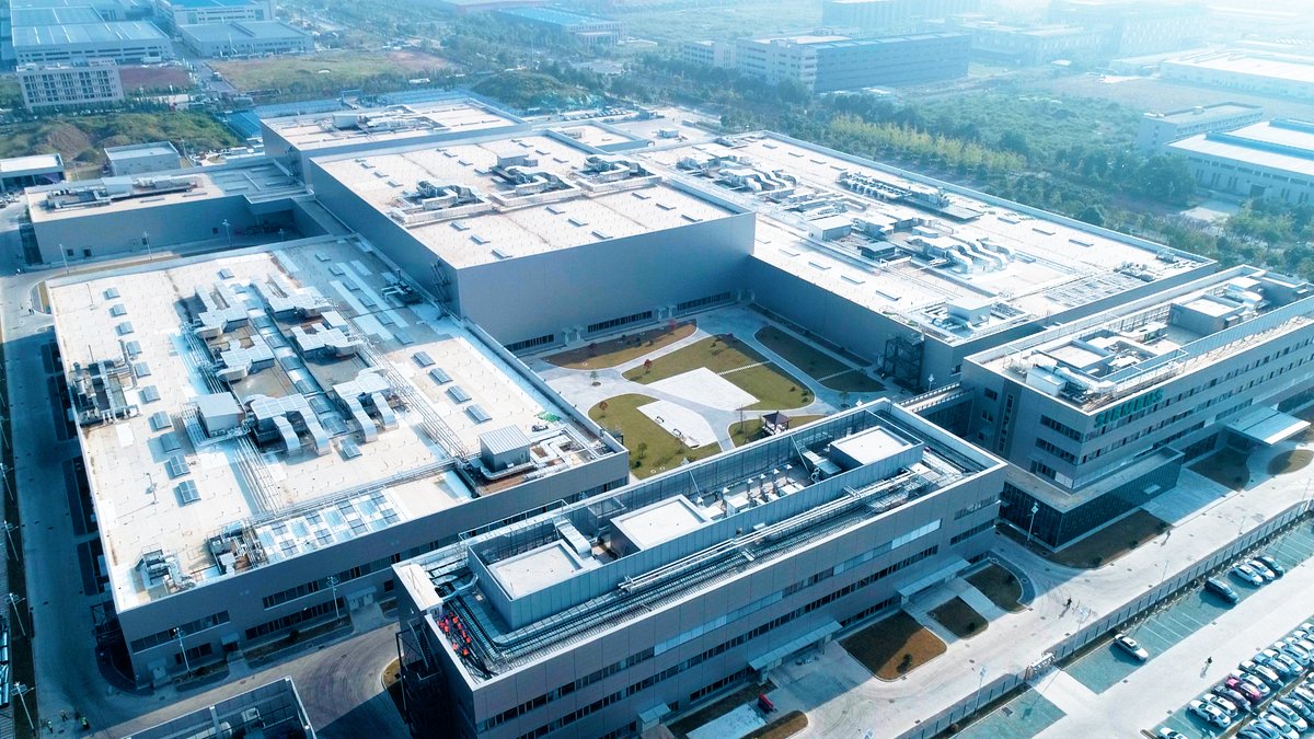 Siemens's tweet image. 🏆Our Digital Native Factory Nanjing is now a @wef Lighthouse Factory.  

This is a global benchmark for #SmartManufacturing – recognizing cutting-edge #AI, #DigitalTwins, and adaptive manufacturing. 

• 33% faster time-to-market 

• 28% reduction in CO₂ emissions 

#WEF26