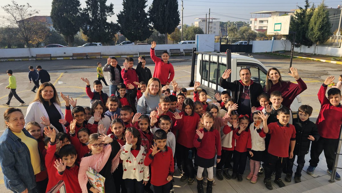 AkifHaskoy's tweet photo. Paylaşmanın en güzel örneği.Kardeş okul kampanyası kapsamında öğrencilerimize kitap,kırtasiye malzemesi ve kışlık giyecek gönderdiler.İzmir'in Torbalı İlçesi Yazıbaşı Şehit Çağatay Necati Dinç İlkokulu  yöneticilerine, öğretmenlerine ve minik öğrencilerine teşekkür ederiz.@tcmeb https://t.co/esAHSnEPwl