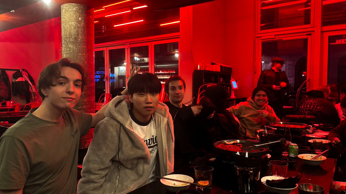 KarmineCorp's tweet image. En attendant le retour des matchs, quelques photos du team dinner avec l'équipe ! 😋