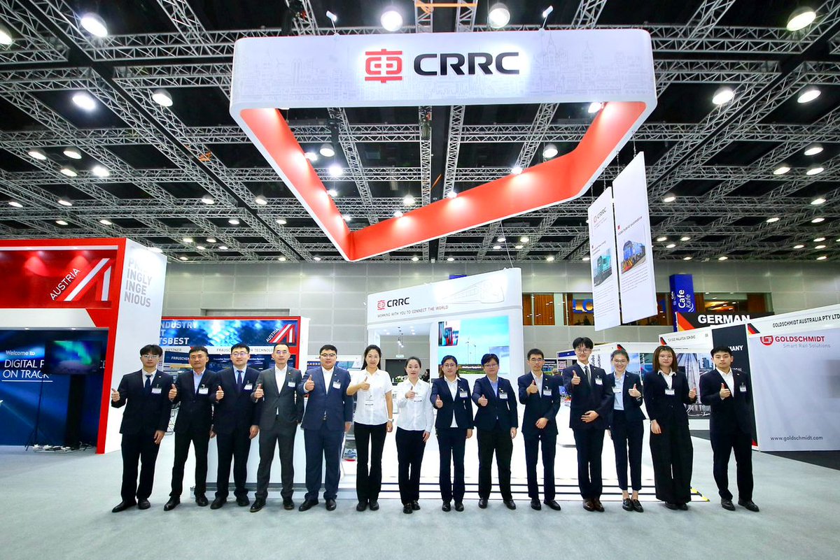 🔍 From December 3 to 5, 🚆 the Rail Solutions Asia 2025 exhibition was held in Kuala Lumpur, Malaysia 🇲🇾, where #CRRC exhibited train models including the #ETS3 and the East Coast Rail Link (#ECRL) passenger train. 👏 The ETS3 drew significant attention, as it had already