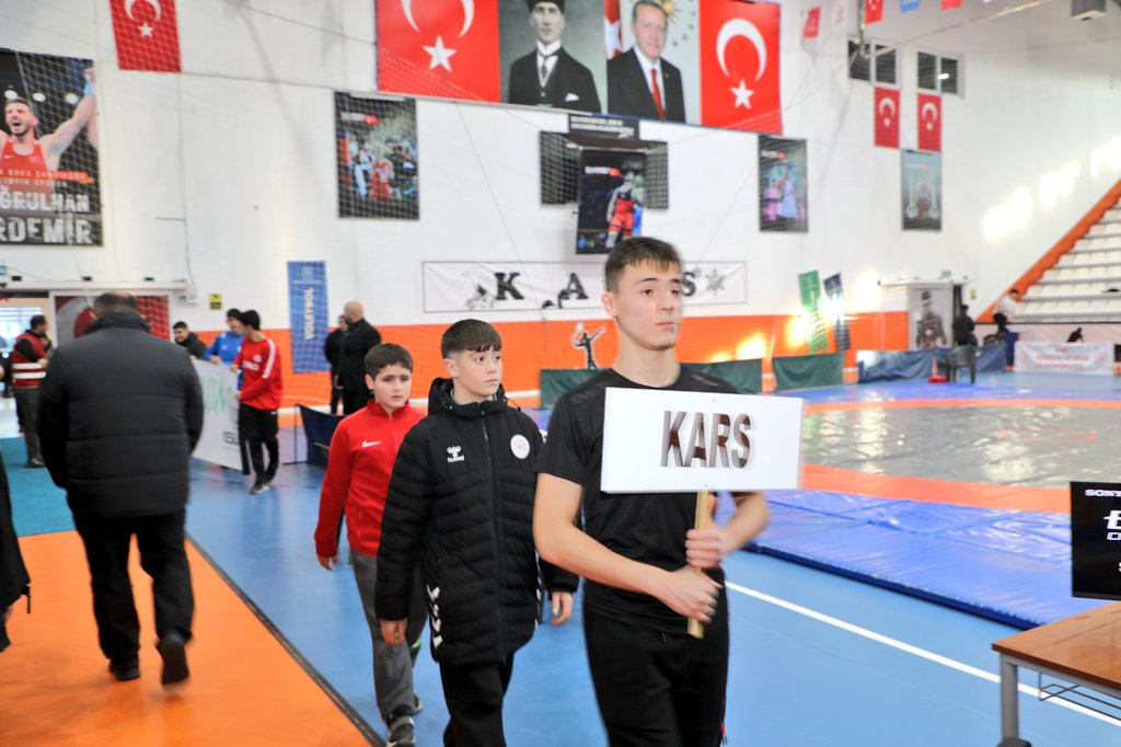 🏟️🤼‍♂️ U-17 GRUP GÜREŞ MÜSABAKALARI BAŞLADI! 
15–18 Ocak 2026 tarihleri arasında, 18 ilden 450 sporcunun katılımıyla düzenlenen U-17 Serbest ve Grekoromen Grup Güreş Müsabakaları, gerçekleştirilen açılış seremonisi ile başladı.<a href="/OA_BAK/">Dr. Osman Aşkın Bak</a> <a href="/ziyapolat73/">Ziya POLAT</a> <a href="/mehmet_baskoylu/">Mehmet BAŞKÖYLÜ</a> <a href="/gencliksporbak/">Gençlik ve Spor Bakanlığı 🇹🇷</a>