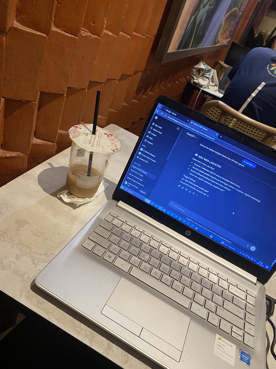 vsescape's tweet image. mauuuu skripsiaaann lagiiii 😭😭😭 gamauu kerjaa 😔 ehh mau kerja tp yg worth everything