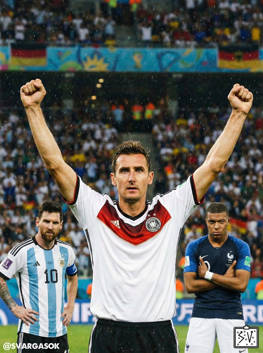 ModoScaloneta's tweet image. 🇦🇷🇩🇪 “MI RÉCORD GOLEADOR EN LA COPA DEL MUNDO SE BATIRÁ PRONTO. O LO CONSIGUE MESSI EN ESTE MUNDIAL O MBAPPÉ EN EL SIGUIENTE”.

Miroslav Klose, máximo goleador en la historia de los Mundiales, dijo lo siguiente a meses del Mundial 2026:

“Estoy seguro de que mi récord goleador en…