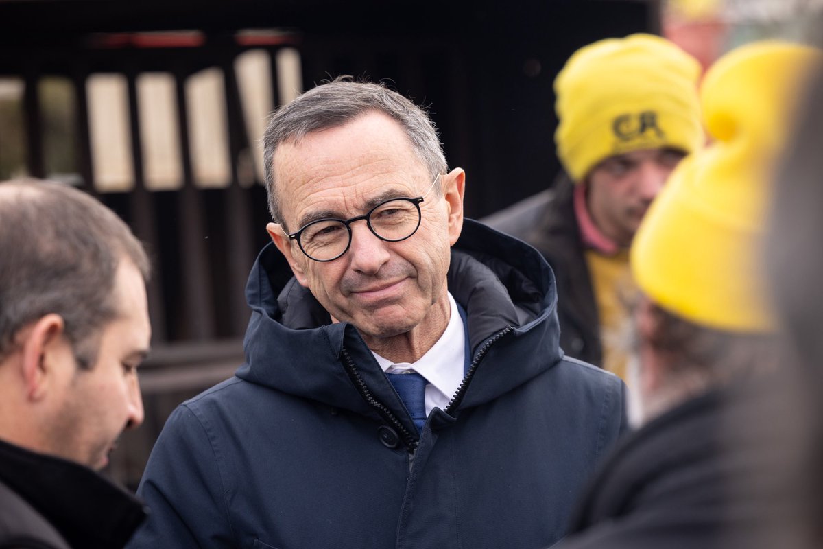 BrunoRetailleau's tweet photo. Aux côtés des agriculteurs d’Indre-et-Loire mobilisés contre l’accord avec le Mercosur. On ne peut pas exiger toujours plus de normes à nos paysans tout en ouvrant nos marchés à une concurrence déloyale. Défendre notre agriculture, c’est défendre notre souveraineté et le travail. https://t.co/DbHnG59lvn