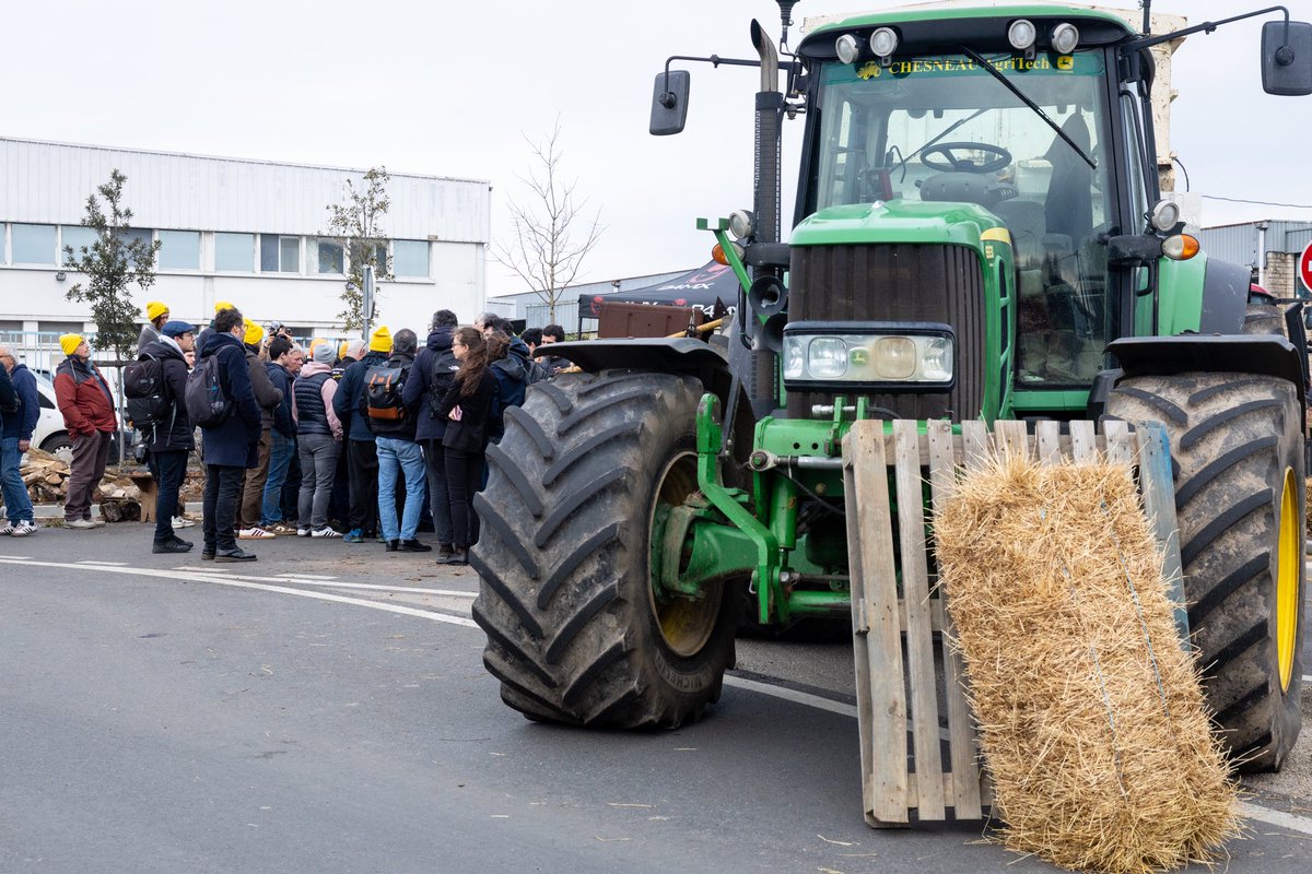 BrunoRetailleau's tweet photo. Aux côtés des agriculteurs d’Indre-et-Loire mobilisés contre l’accord avec le Mercosur. On ne peut pas exiger toujours plus de normes à nos paysans tout en ouvrant nos marchés à une concurrence déloyale. Défendre notre agriculture, c’est défendre notre souveraineté et le travail. https://t.co/DbHnG59lvn
